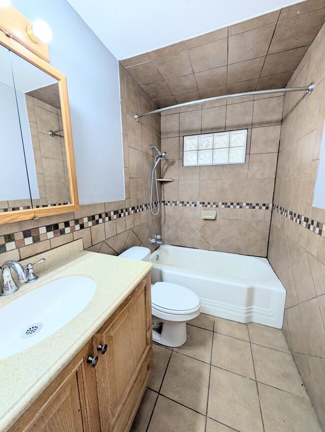 Building Photo - 3 Bed 2 Bath Move In Ready!