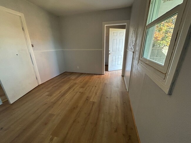 Building Photo - Large 3 bed 1 bath Home