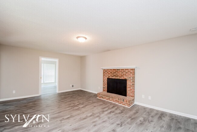 Building Photo - The living is easy in this 3 bedroom, 2 ba...