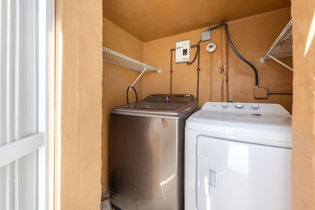 Building Photo - 323 NW 21st Ave