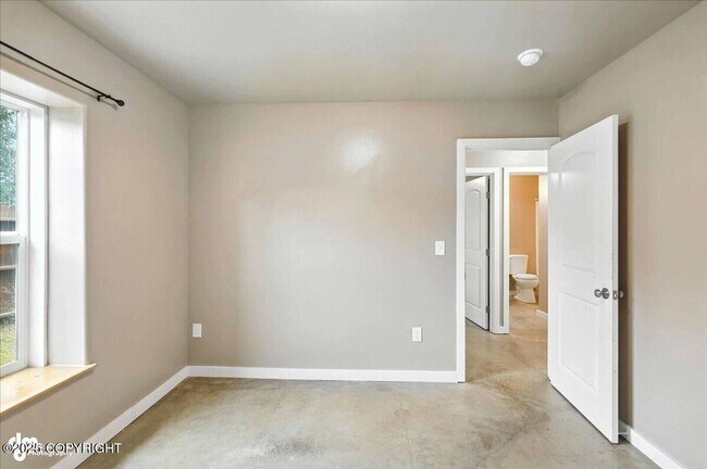 Building Photo - 1115 Spring Dr