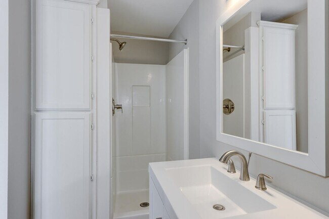 Building Photo - Dewey Duplex