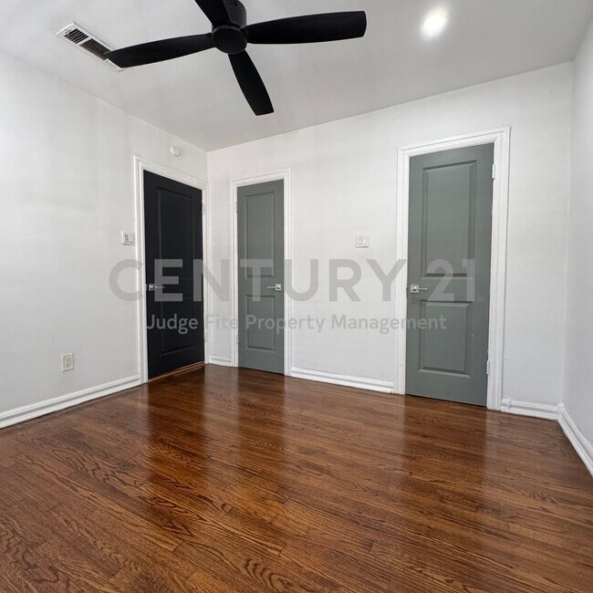 Building Photo - Charming 1/1 Lakewood Duplex for Rent!