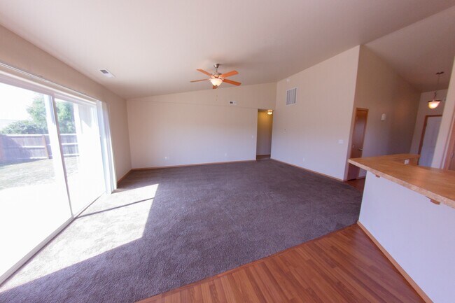 Building Photo - Open Floor Plan Home with Large Fenced Yard
