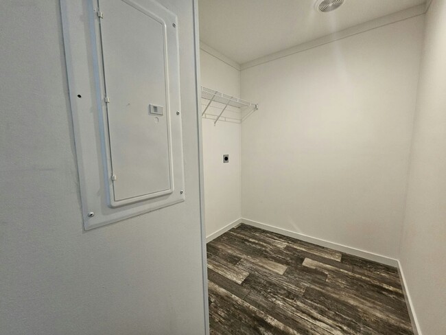 Building Photo - 6691 Hidden Oaks Dr