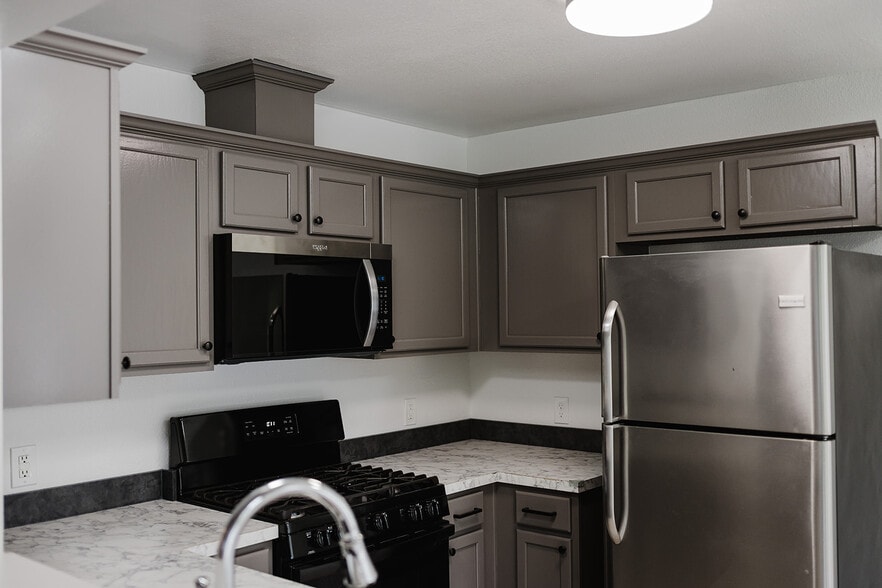 Building Photo - 810 Faircrest Dr