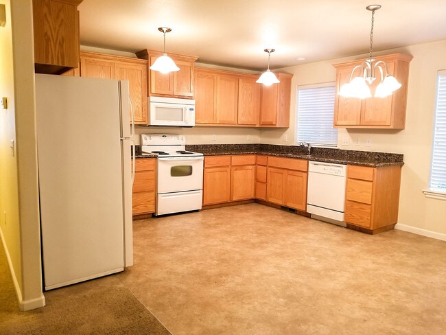 Building Photo - Great two bedroom, two bath unit in East Medford