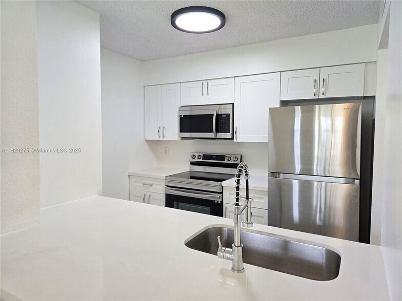 Building Photo - 2890 N Oakland Forest Dr