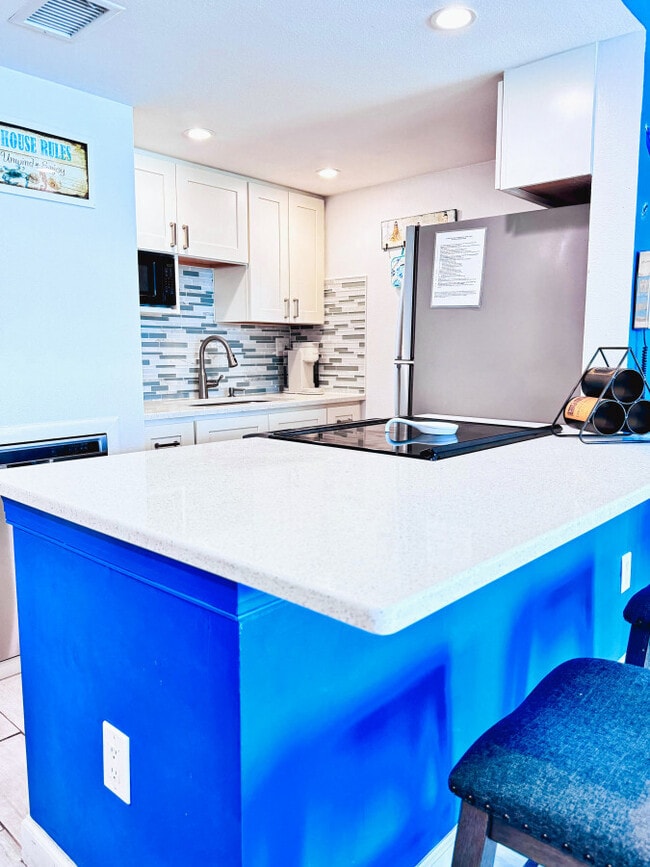 Building Photo - Breathtaking Lower PH Beachfront 2/2 Condo