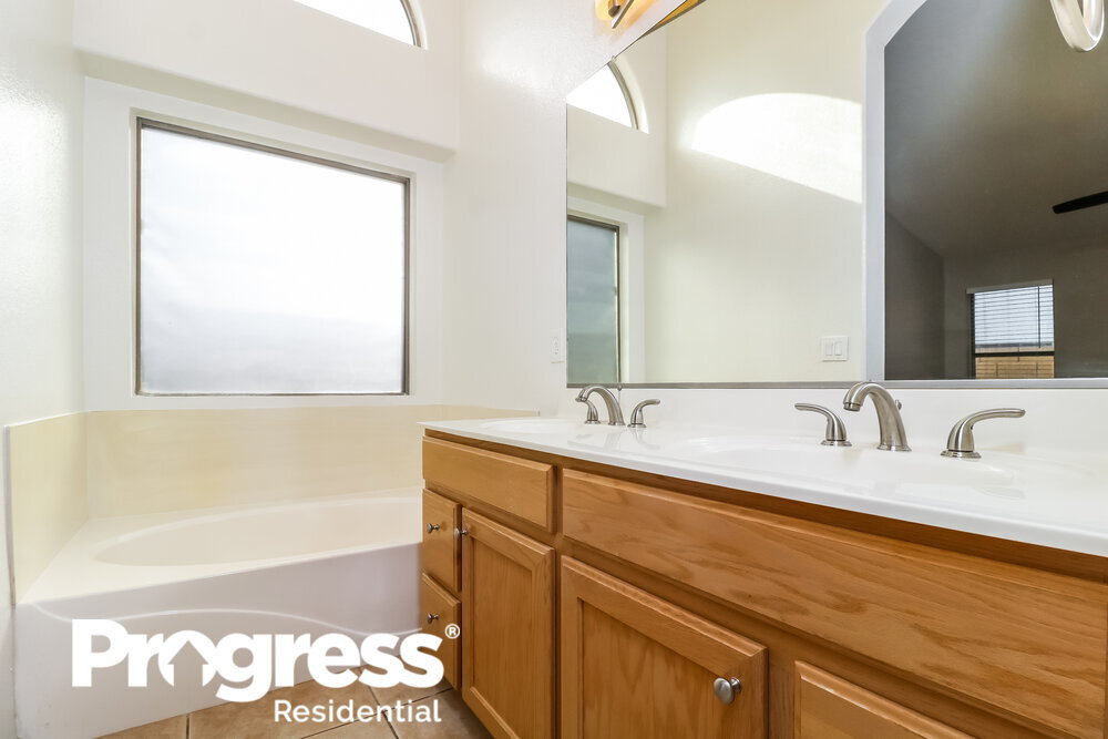 Building Photo - 15415 W Lea Ln