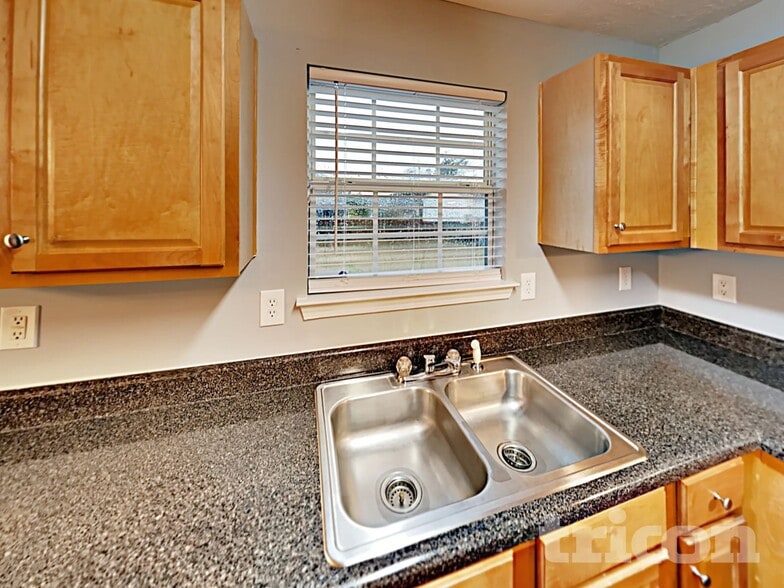 Building Photo - 12755 N Hill Dr