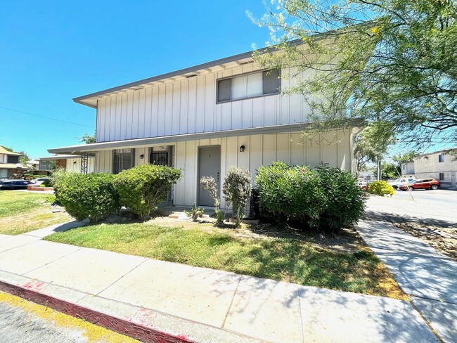 Building Photo - Great 2 Bedroom Townhouse Near UNLV!