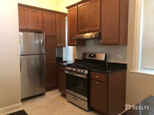 Primary Photo - 2626 N Wilton Ave