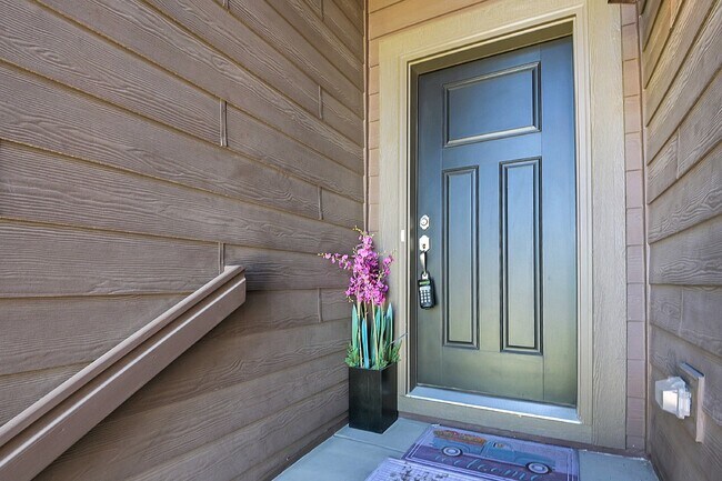 Building Photo - $2,895.00 - $500 OFF First Month's Rent - ...