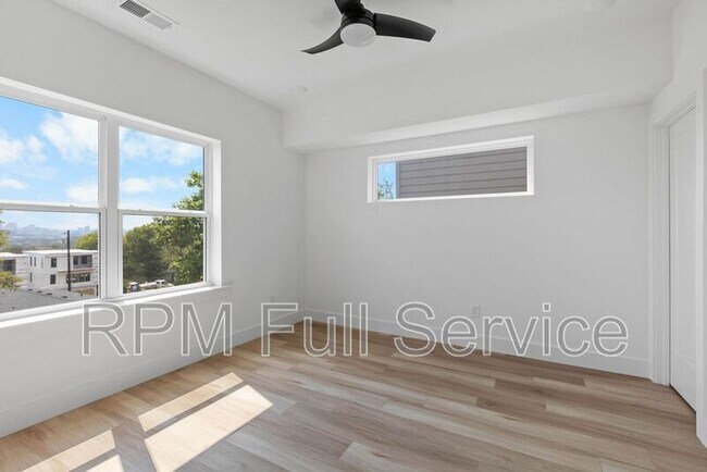 Building Photo - 1241 N Avondale Cir
