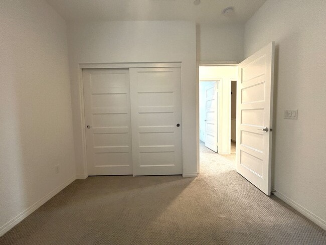 Building Photo - POWELL WAY UNIT 104 CORONA 92883  (3 BED / 2.5 BATH)