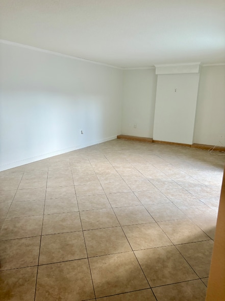 Building Photo - 607 6th Ct