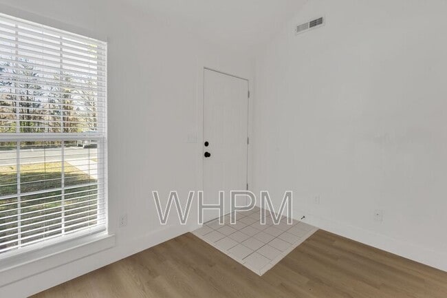 Building Photo - 7208 Melrose Pl