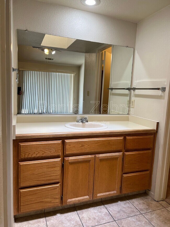 Building Photo - 3068 W Queens Cir