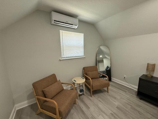 Building Photo - 1183 Chestnut St