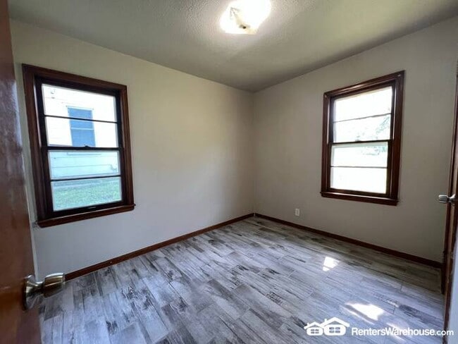 Building Photo - 2 Bedroom House