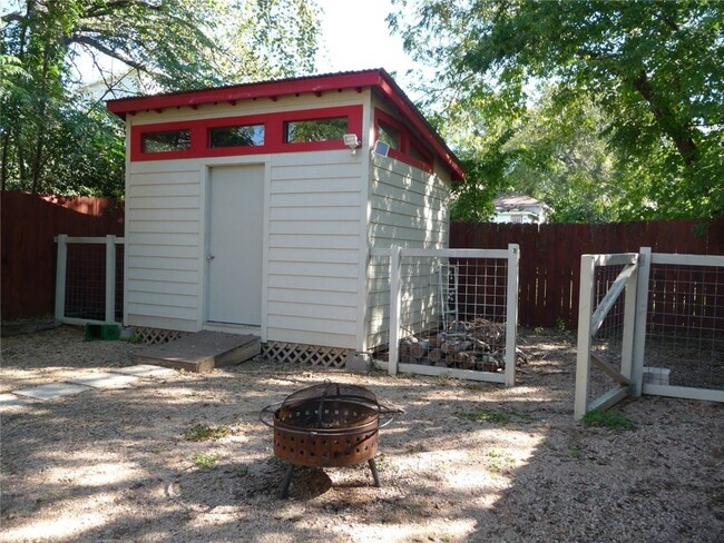 Building Photo - Awesome East Austin Townhouse