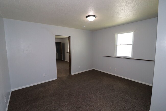 Building Photo - Spacious duplex for rent!