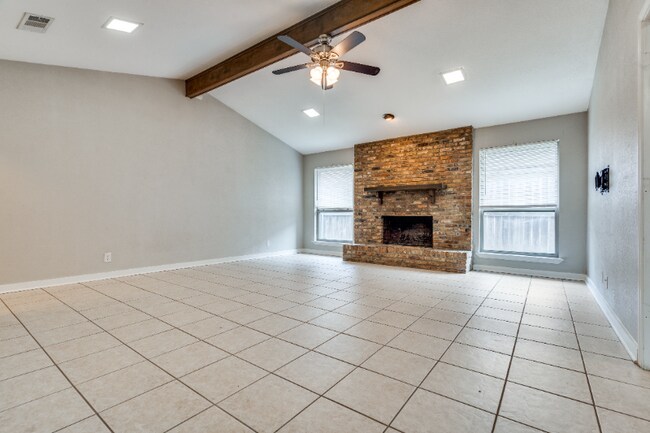 Building Photo - 2820 Clear Springs Dr