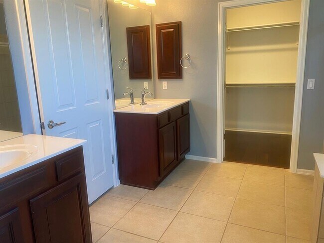 Building Photo - 721 Independence Creek Ln