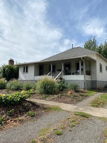 outside - 1124 Almaden St