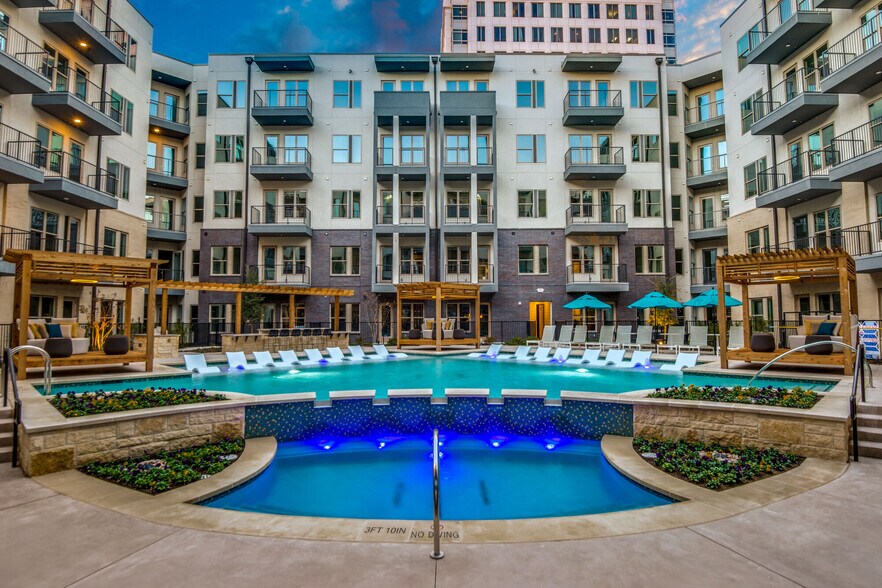 Luxia Gallery House 14175 Dallas Pky Farmers Branch TX 75254