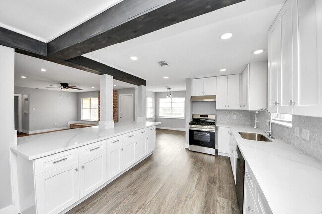 Building Photo - 15423 Ridingwood Dr