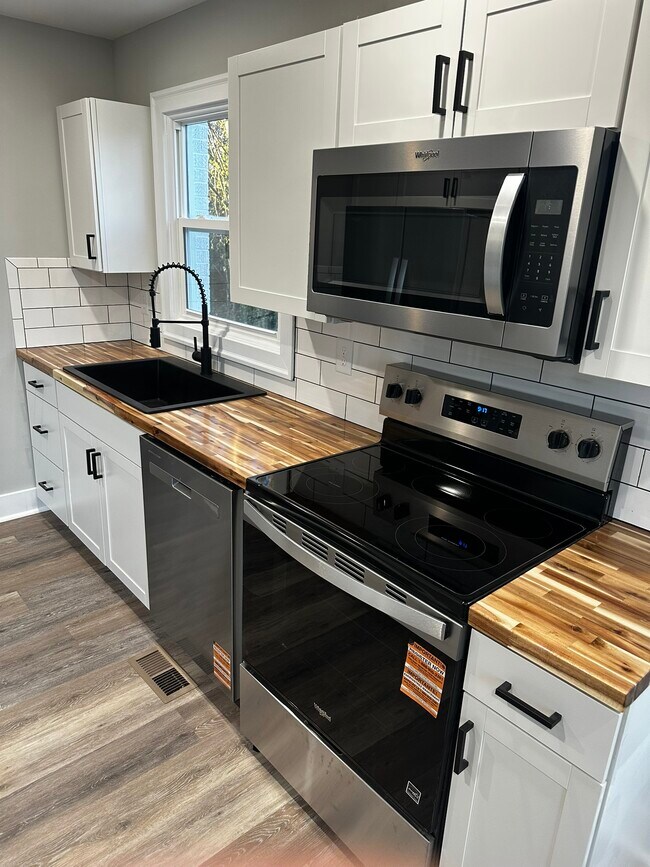 Building Photo - 2506 Halls Hill Pike