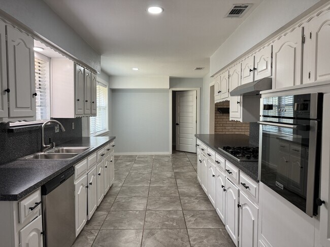 Building Photo - 2121 Oak Valley Ln