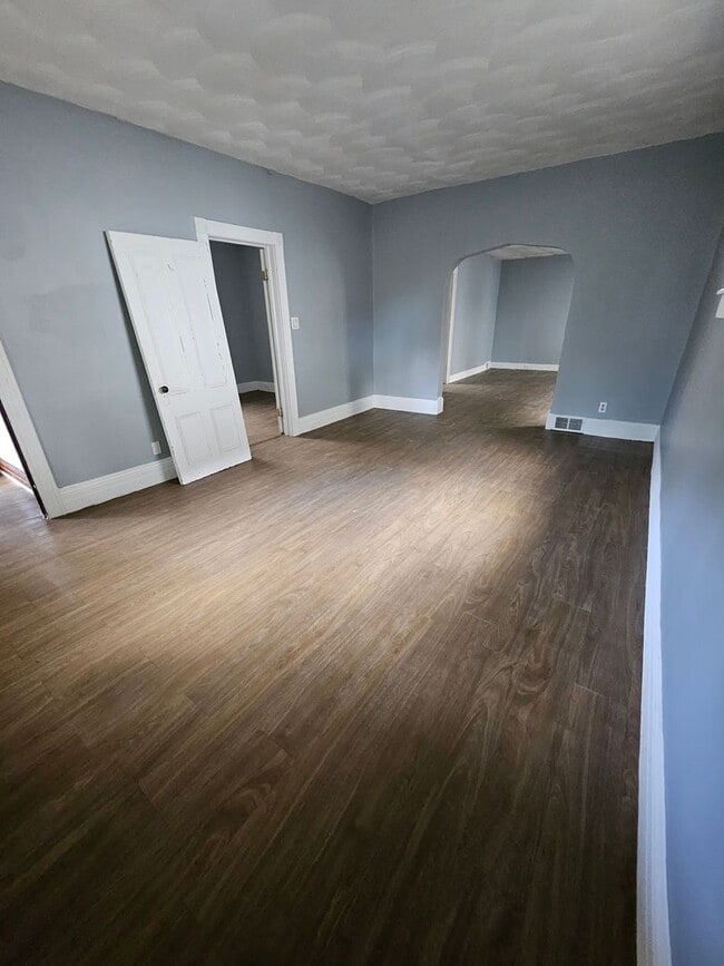 Building Photo - Lower 2 bedroom unit ALL UTILITIES INCLUDED