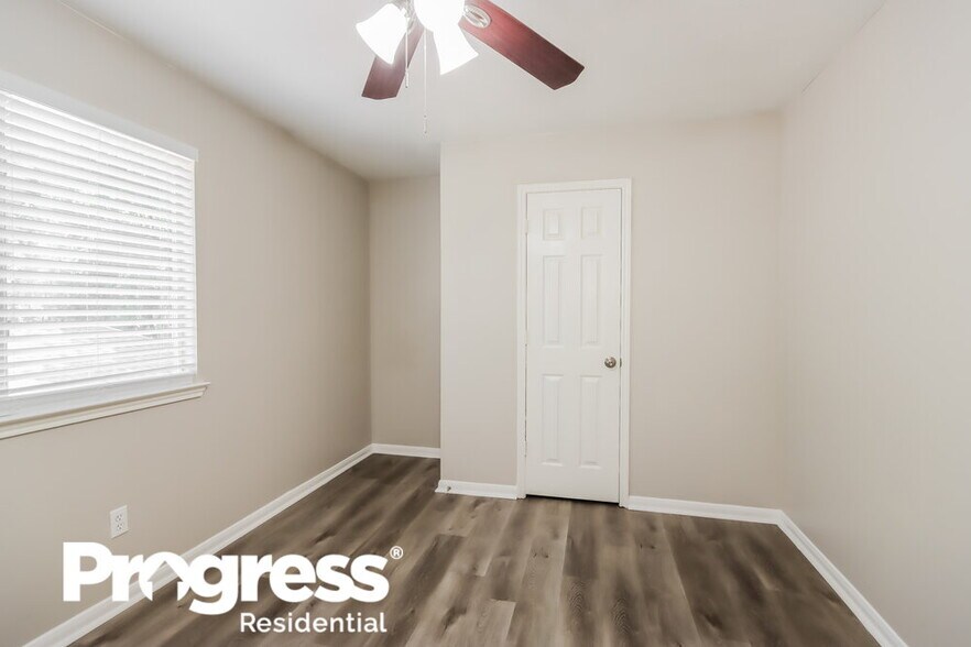 Building Photo - 18450 Hollow Oaks Cir