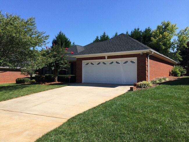 Building Photo - AVAILABLE TO SHOW!!!