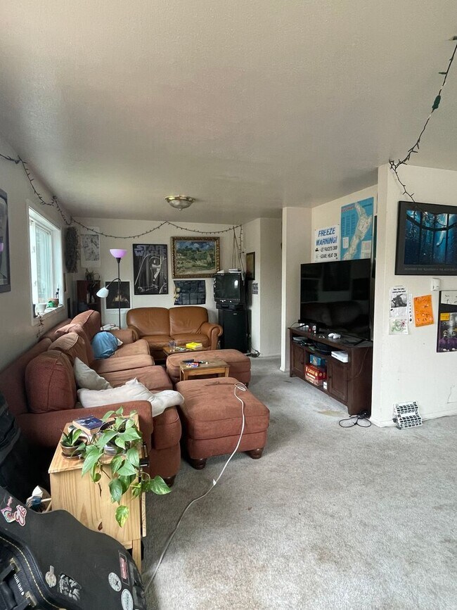 Building Photo - STUDENTS WELCOME! Split-Level Home in Midtown Ft. Collins