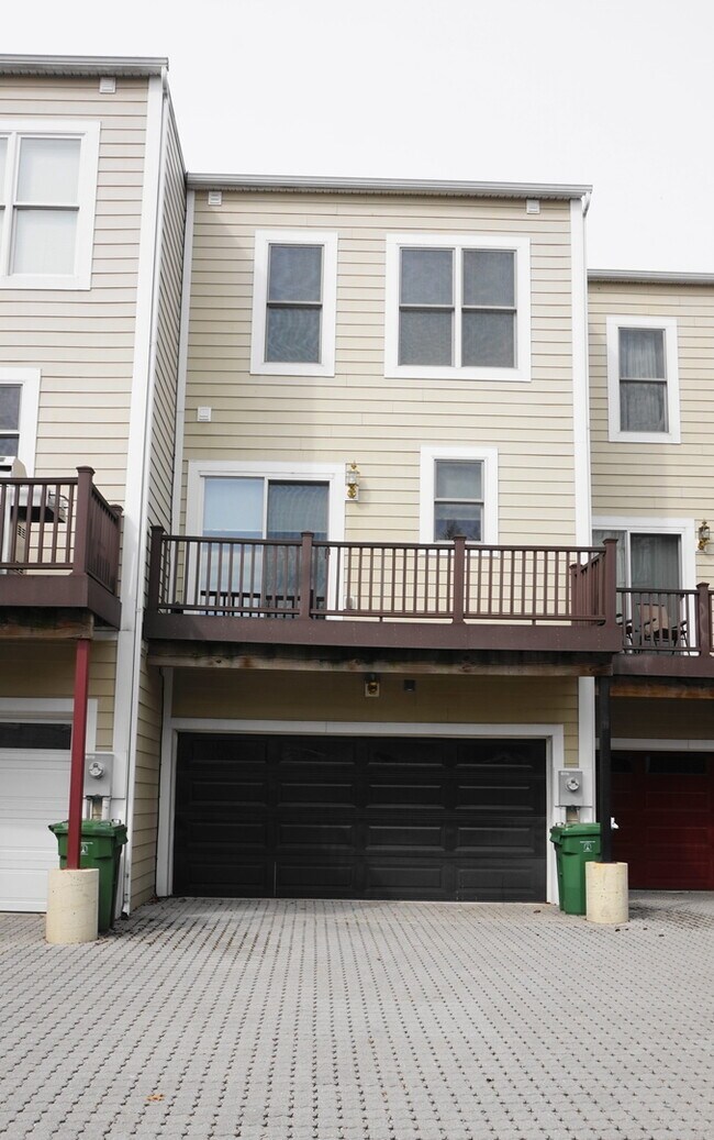 Building Photo - Charming 3Bedroom/3.5Bath Townhome in Ridg...