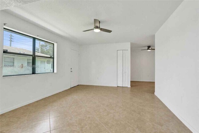 Building Photo - 2120-2122 Thomas St # 2122 HOLLYWOOD, FL 33020