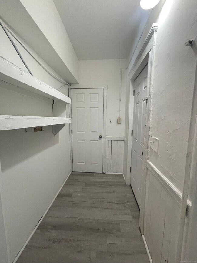 Building Photo - Spacious 4-bedroom, 1-bathroom first-Floor...