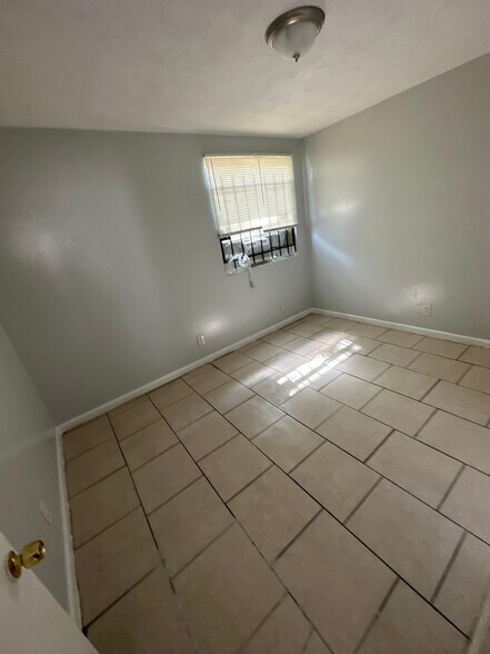 Building Photo - 1614 W 3rd St