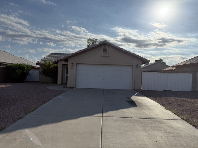 Building Photo - 4942 S Rinaldi Dr