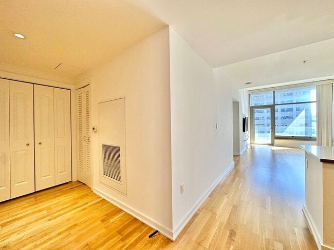 Building Photo - EPIC REA: GORGEOUS 1BD/ 1BA Condo w/ Amazing Views & Fabulous Rooftop