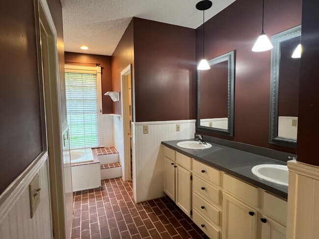 Building Photo - Great Home close to Downtown
