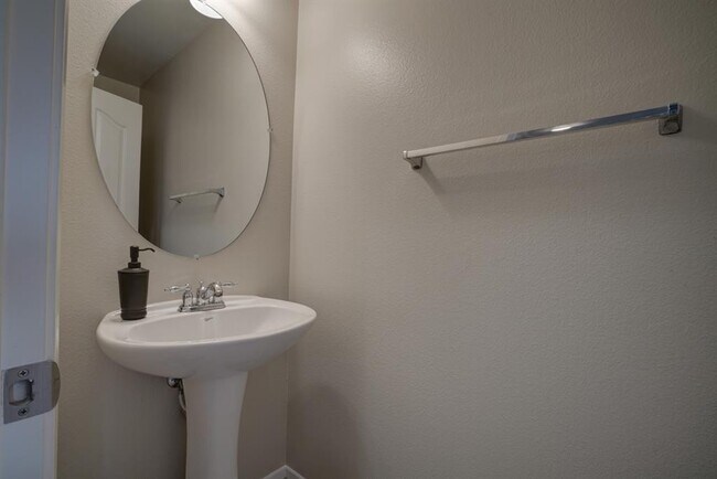 Building Photo - 3 Br SanElijoTownhome 2 car garage Granite...