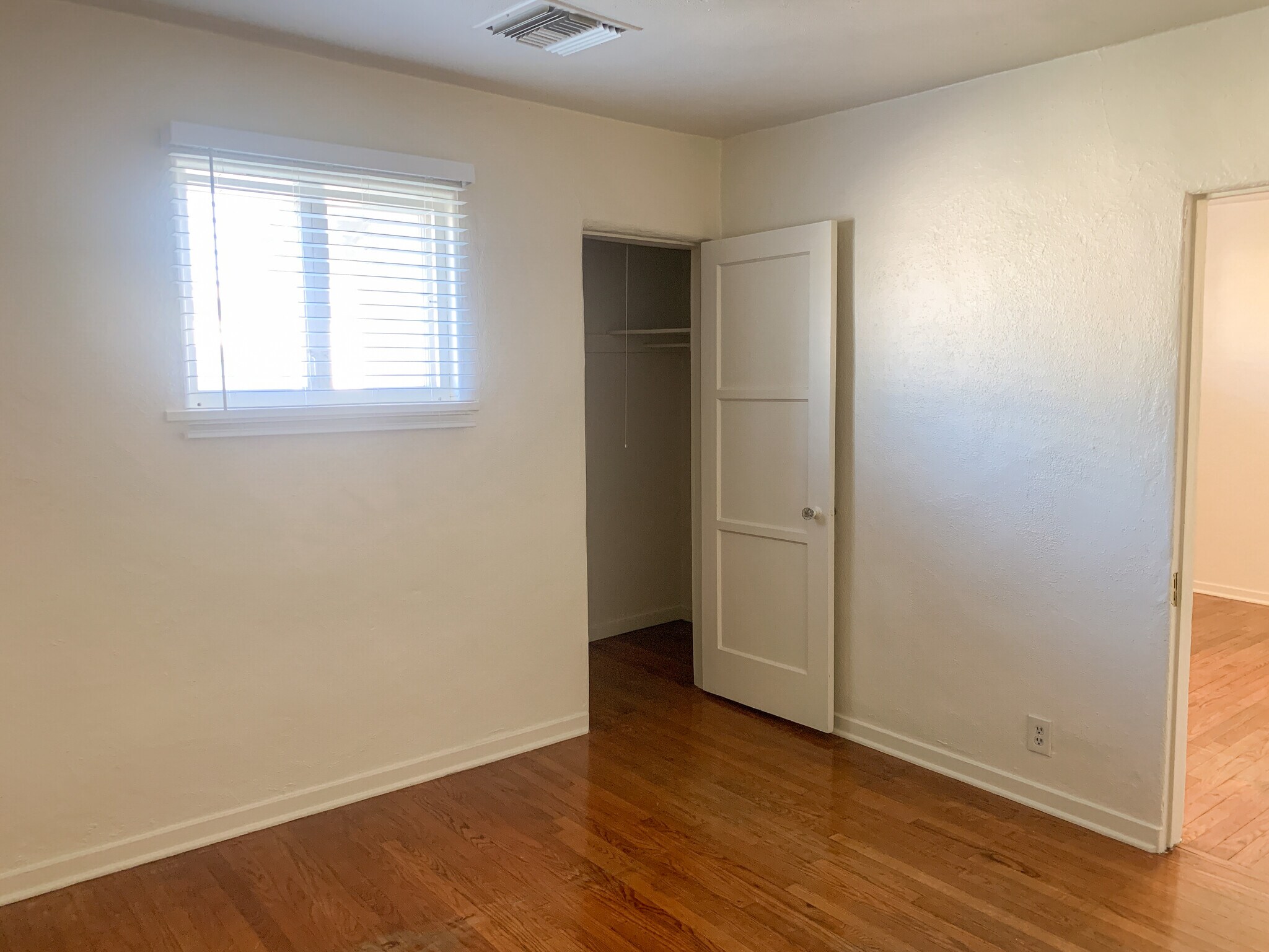 Building Photo - 832 S Maple Ave