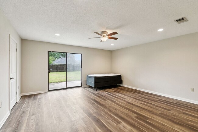 Building Photo - 12037 Oak Haven Ave