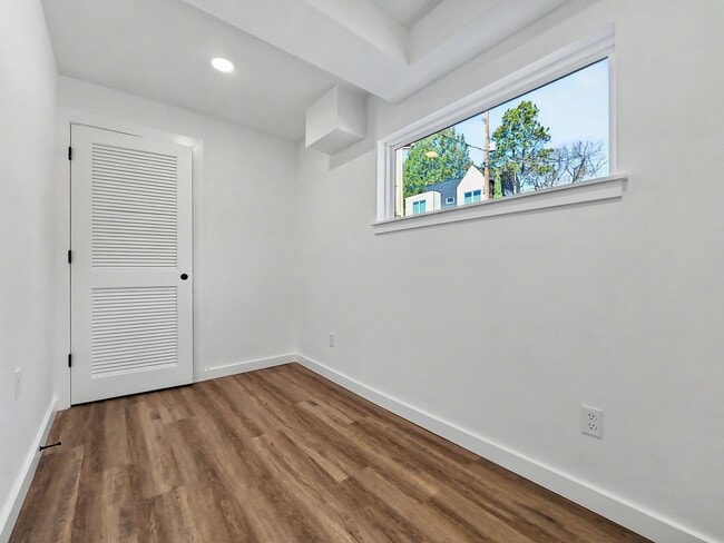 Building Photo - AVAILABLE MAY 1ST! Fully Remodeled Lower Unit with Private Entrance in Columbia City Neighborhood