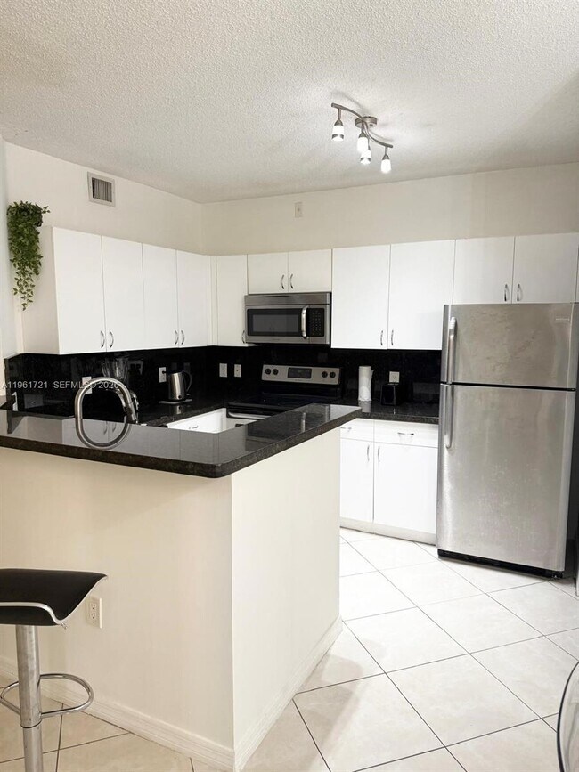 Building Photo - 19501 E Country Club Dr